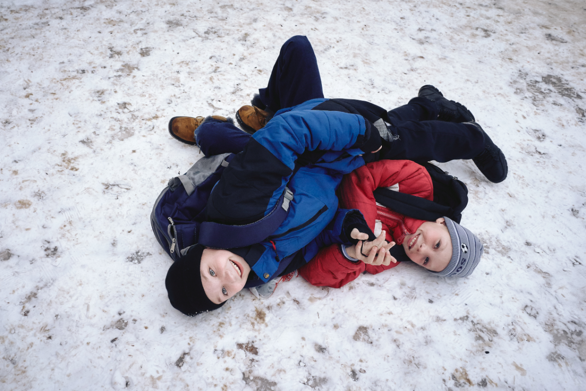deux enfants qui jouent dans la neige