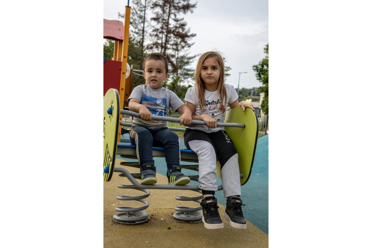 Enfants sur une air de jeux
