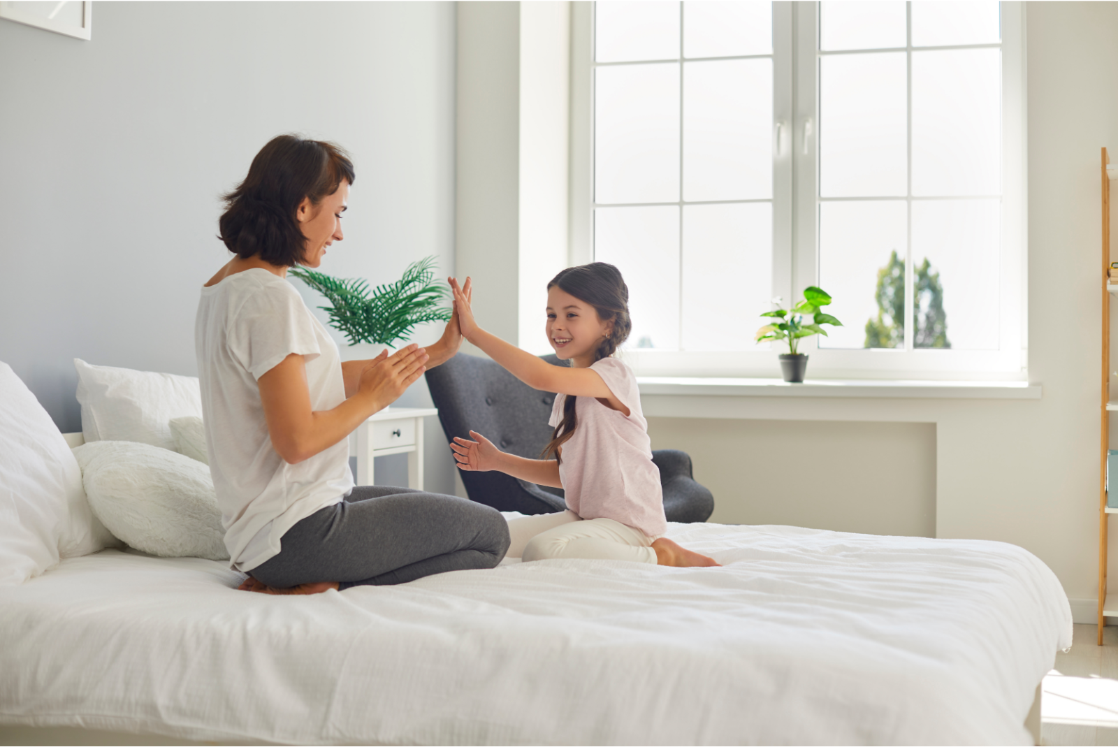 Babysitter joue avec petite fille