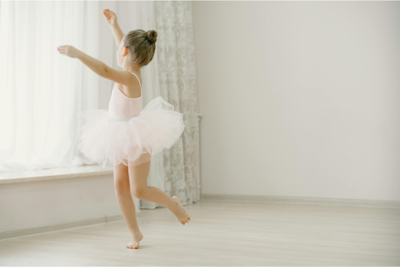 Petite fille qui danse