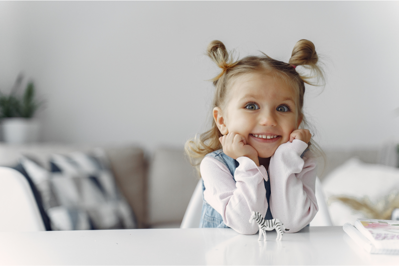 Petite fille qui sourit