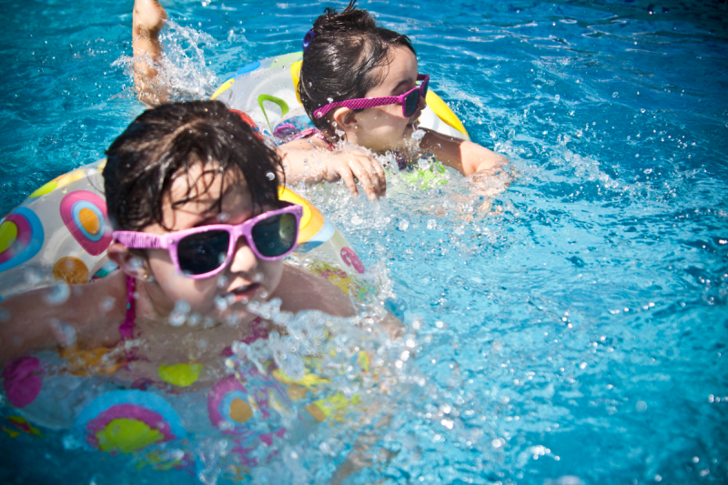 deux enfants dans une piscine
