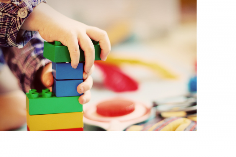 Enfants s'amusant pendant la garde de sa nounou