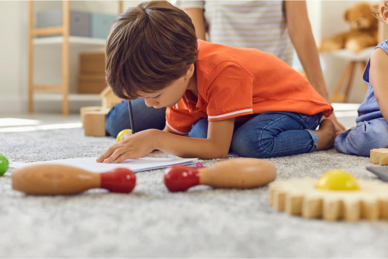 petit garçon qui écrit