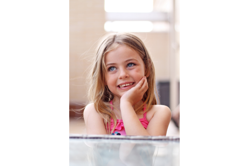 petite fille pensive