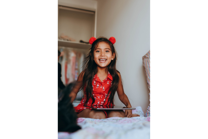 Petite fille en rouge souriante