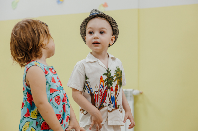 Garçon de 3 ans avec un chapeau et un costume hawaien