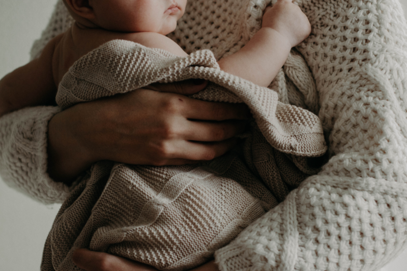 Bébé dans les bras d'une nounou