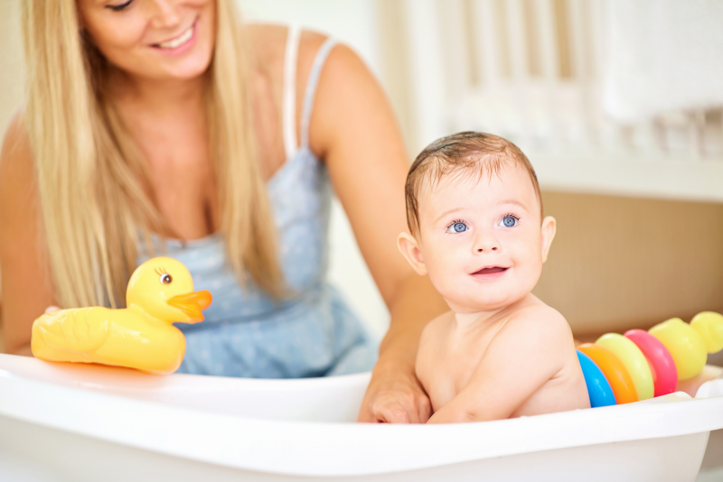 Bébé et babysitter