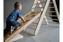 Petit garçon escalade